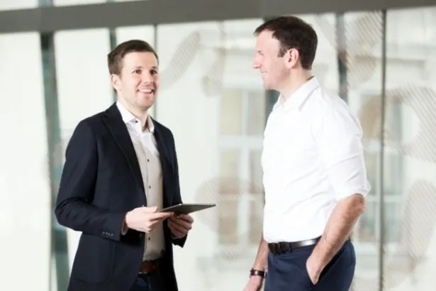 Mag. Bernhard Tollay (rechts) und DI Markus Zahrnhofer (links) bilden das Führungsduo der Metis Invest GmbH, der Tochter der Merkur Versicherung AG für tailormade Asset Management. 