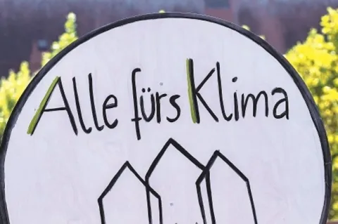 Ein Kampf gegen die Klimaproblematik hat nur dann Erfolgschancen, wenn die wirtschaftlichen Folgen einer generellen Verhaltensänderung tragbar sind. Investmentfonds, die das Kapital in die gewünschte Richtung lenken, sind dabei ein wichtiges Instrument.