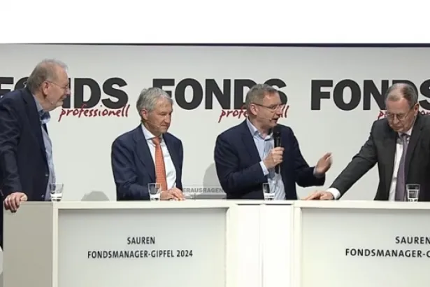 Hochkarätig besetzte Podiumsdiskussion beim Sauren Fondsmanager-Gipfel 2024 (von links nach rechts): Peter E. Huber (Taunus Trust), Dr. Bert Flossbach (Flossbach von Storch), Eckhard Sauren und Klaus Kaldemorgen (DWS)