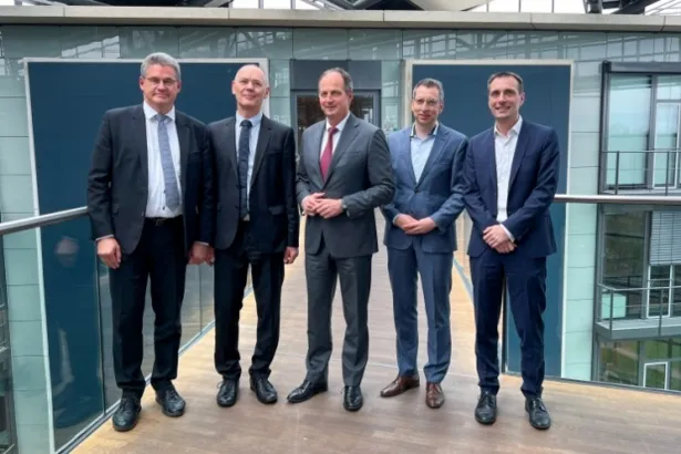 v.l.n.r. Nico Appelt, Dr. med. Steffen Liebscher, Vorsitzender des Verwaltungsausschusses Sächsische Ärzteversorgung, Matthias Schellenberg, Daniel Zehnich und Georg Wittkampf (beide Gesundheitsmarkt und Beteiligungen apoBank)
 