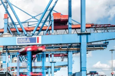 Die Hamburger Hafen und Logistik AG (HHLA) betreibt in Hamburg drei Containerterminals, in denen die Containerschiffe gelöscht und beladen werden. 2015 wurden in Hamburg insgesamt 8,8 Millionen TEU (20-Fuß-Standardcontainer) umgeschlagen.